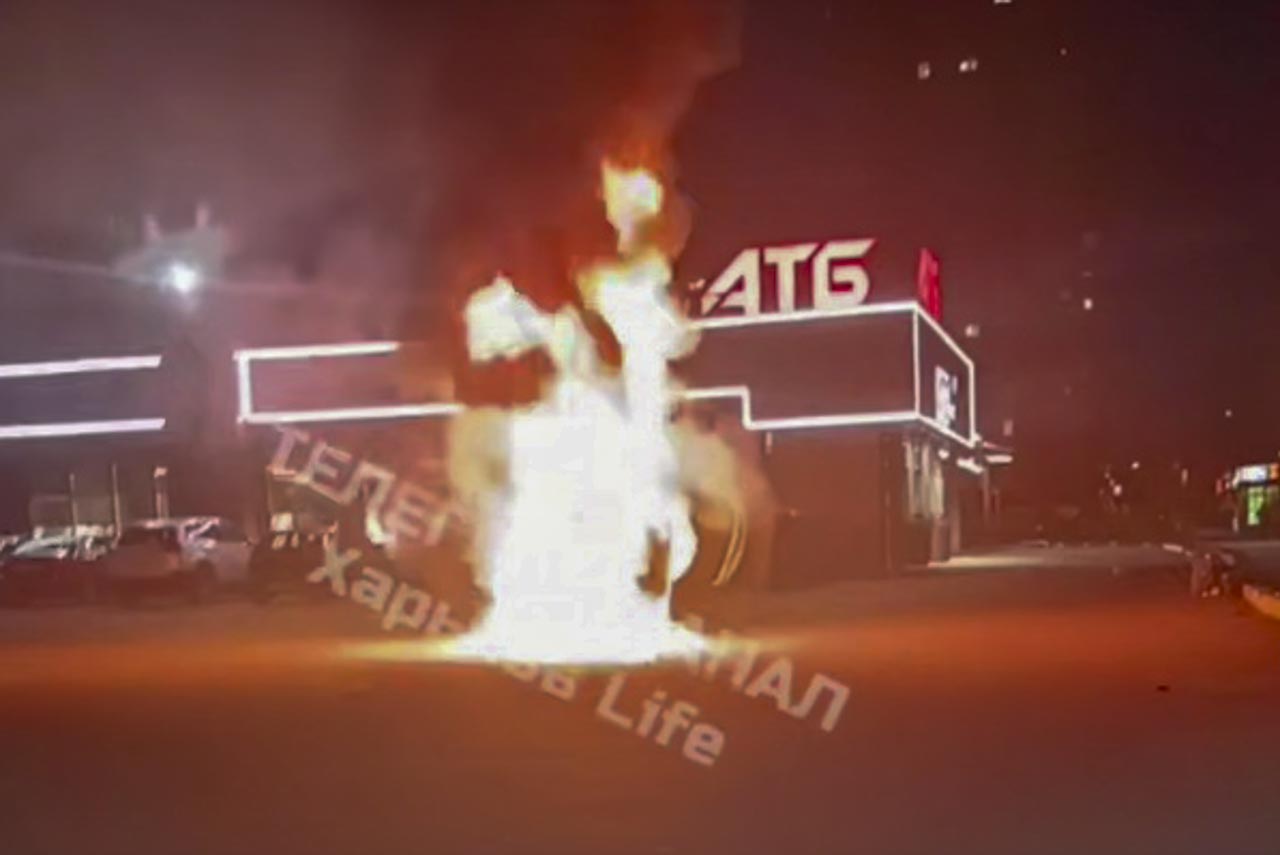 У Харкові вибухнув автомобіль біля супермаркету: постраждав чоловік