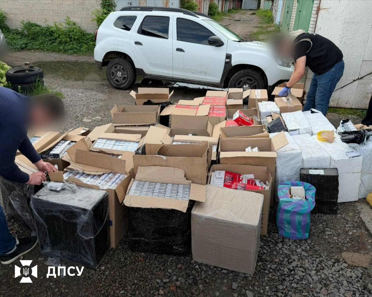 Прикордонники у Харкові розкрили три канали збуту контрафактних цигарок, вартість …