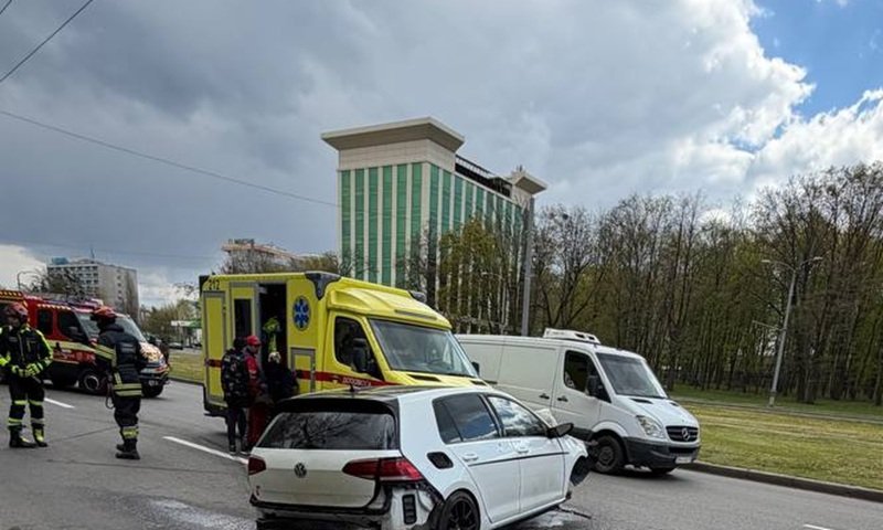 У Харкові внаслідок ДТП авто врізалося у стовп, а пасажир …