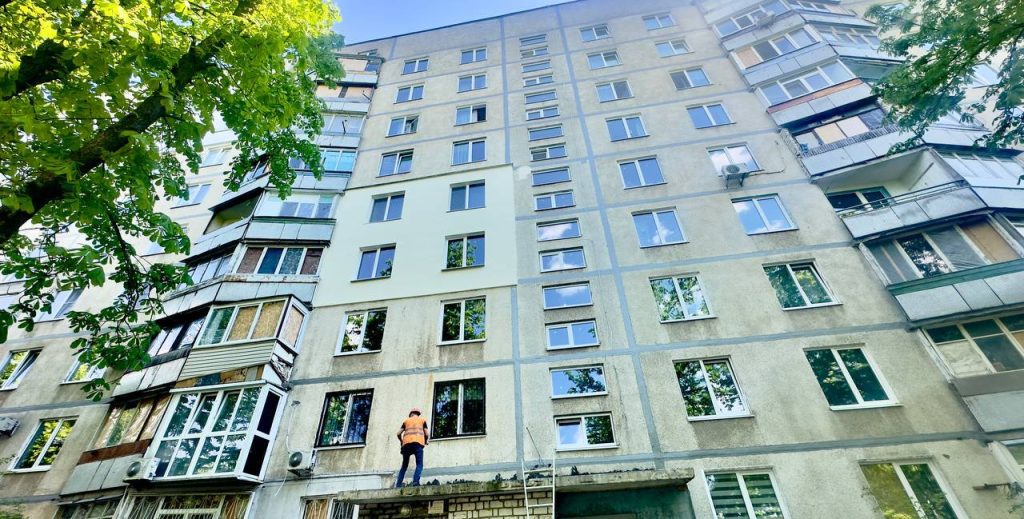 У Харкові на Салтівці відновлюють багатоповерхівку, пошкоджену росіянами