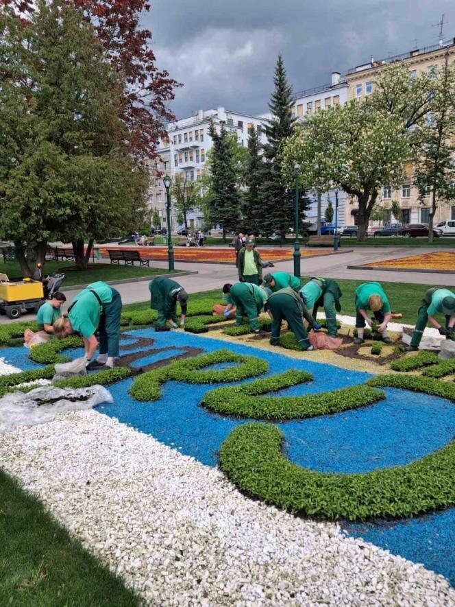 У Харкові на клумбах висаджують гасло націоналістів, - ФОТО