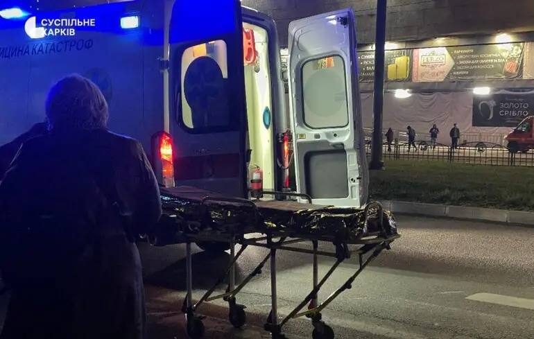 У Харкові на парковці супермаркету вибухнуло авто: 27-річного чоловіка госпіталізували