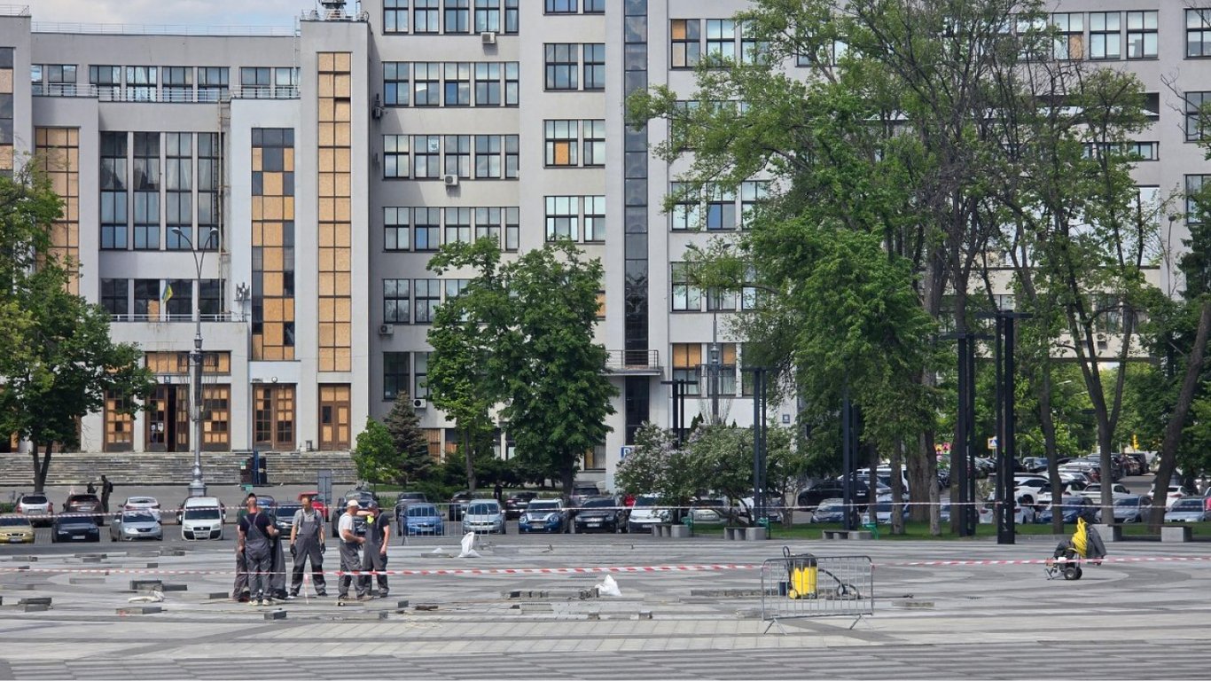 У Харкові на площі Свободи готують головний фонтан до запуску