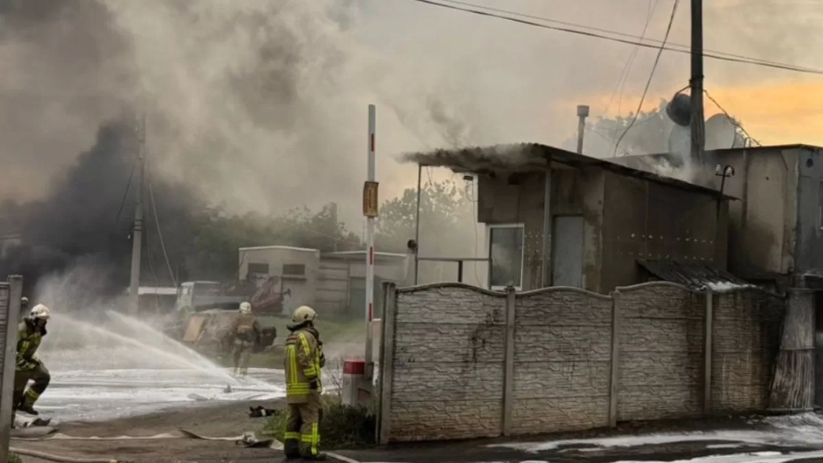 У Харкові поліція перевіряє обставини масштабної пожежі після вибуху