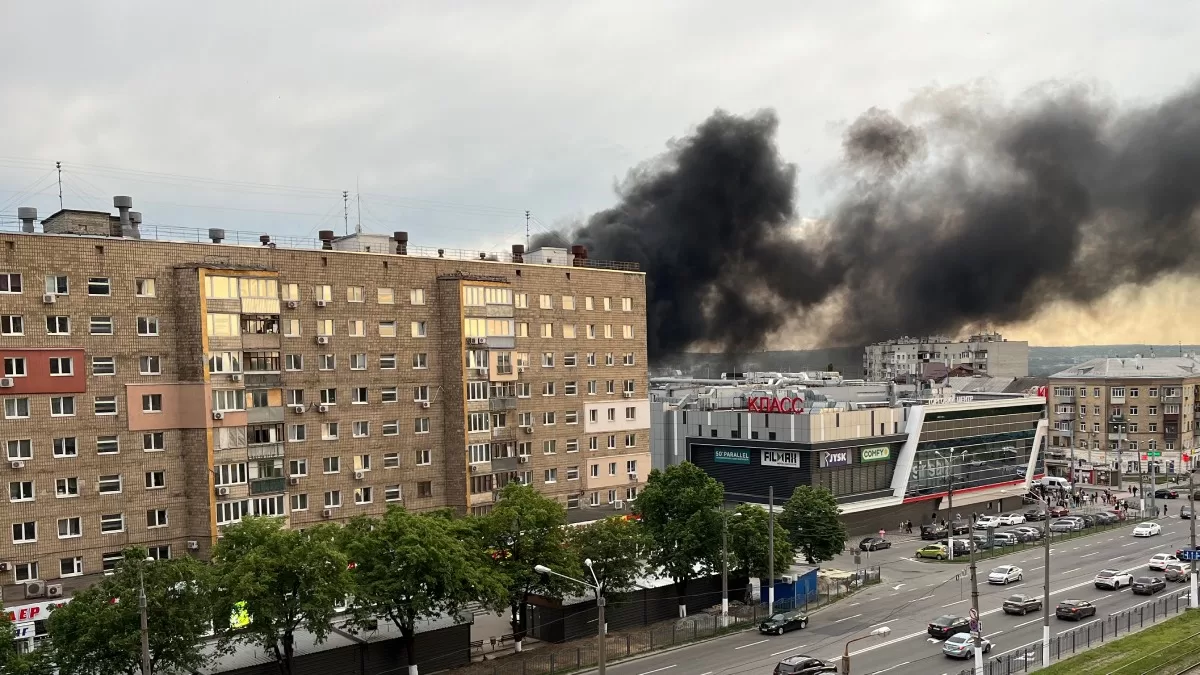 У Харкові після вибуху загорілися чотири авто і склад