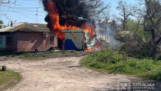 У Харкові після ворожого удару палає кіоск: кадри з місця
