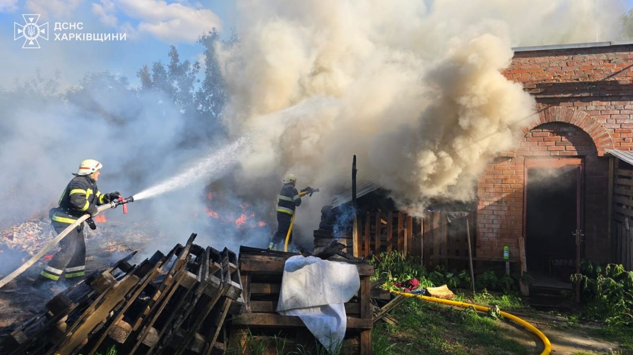 У Харкові рятувальники ліквідували пожежу на території недобудованого храму (фото)