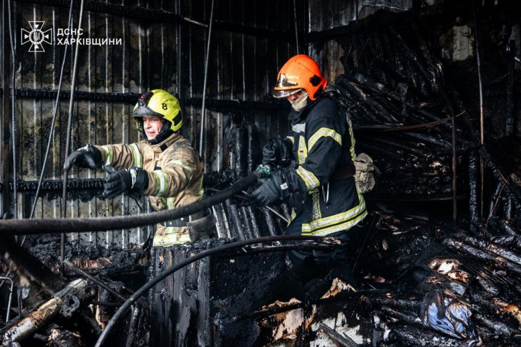 У Харкові сьогодні загорілися торговельні павільйони — фото та відео