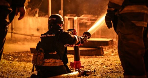 У Харкові та Чугуєві дрони влучили в АЗС, виникли пожежі
