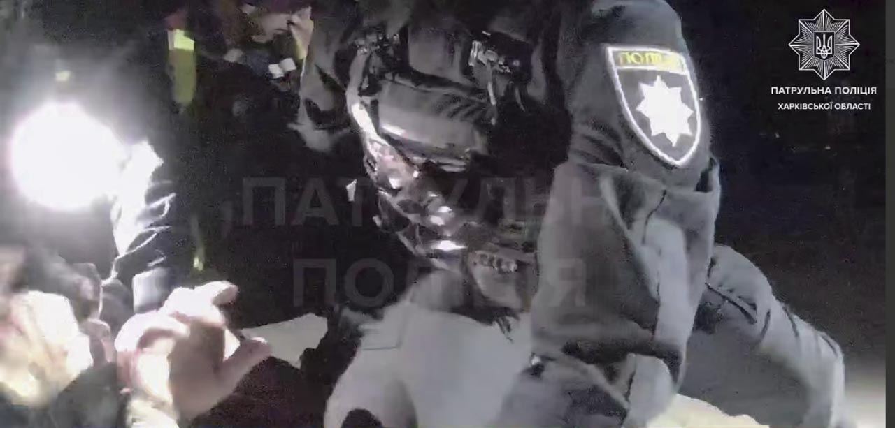 У Харкові чоловік стріляв у під’їзді та погрожував гранатою: його …