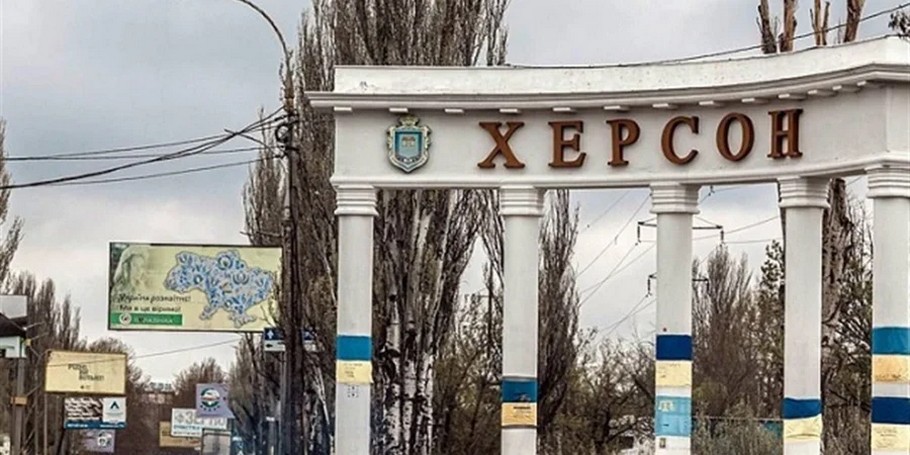 У Херсоні внаслідок дронової атаки уражень зазнали дві багатоповерхівки (відео)