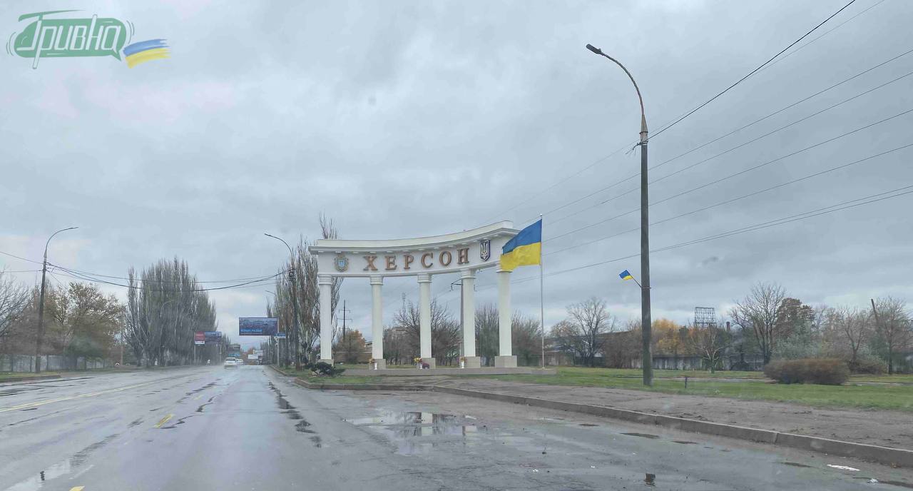 У Херсоні ворог вдарив по зупинці громадського транспорту: є загиблий …