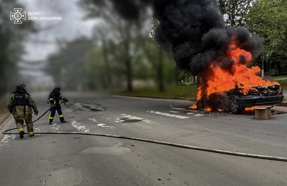 У Херсоні двоє рятувальників та один цивільний постраждали від обстрілу …