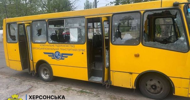 У Херсоні дрон РФ влучив у маршрутку: є постраждалі