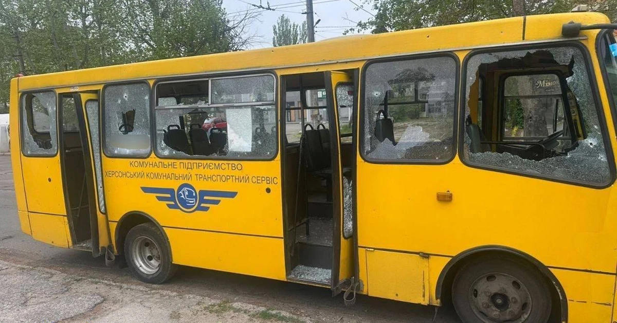 У Херсоні дрон атакував маршрутку: є постраждалі