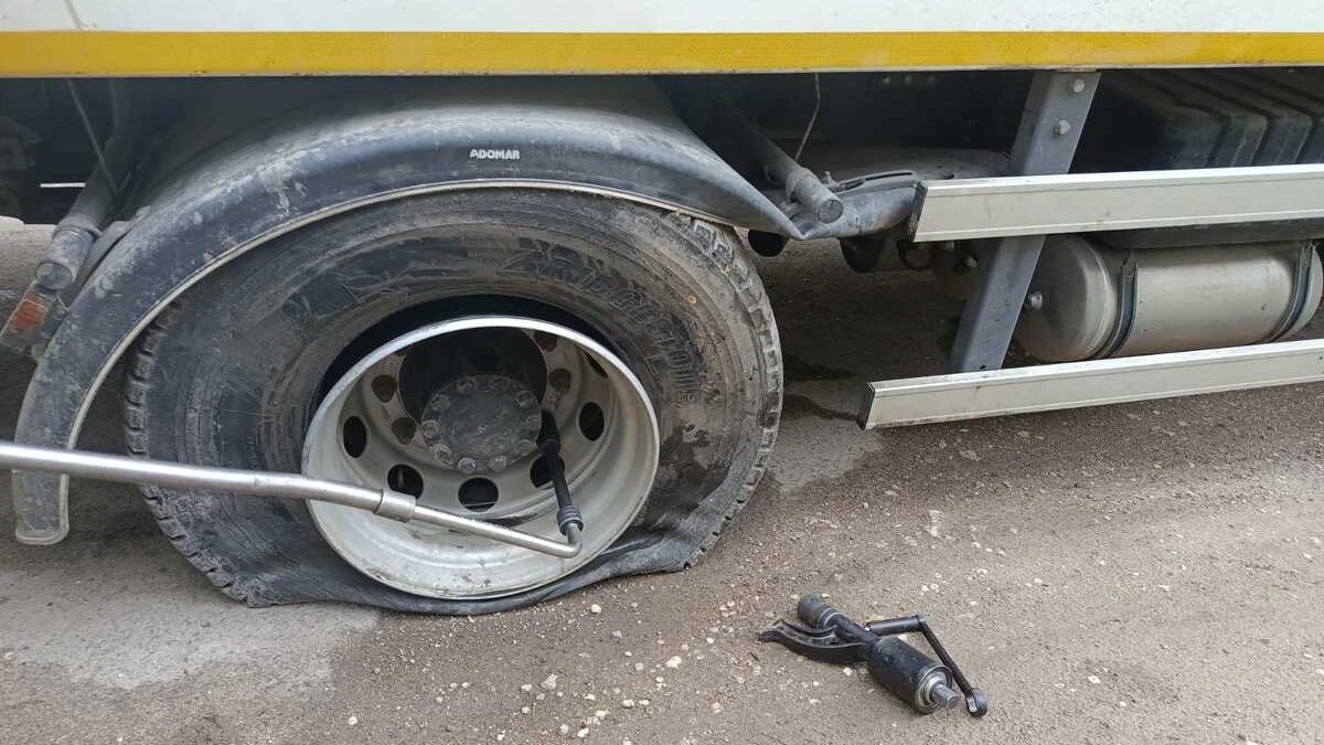 У Херсоні комунальники наїхали на міну
