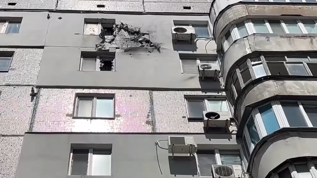 У Херсоні окупаційні війська вдарили по багатоповерхівці. ВІДЕО