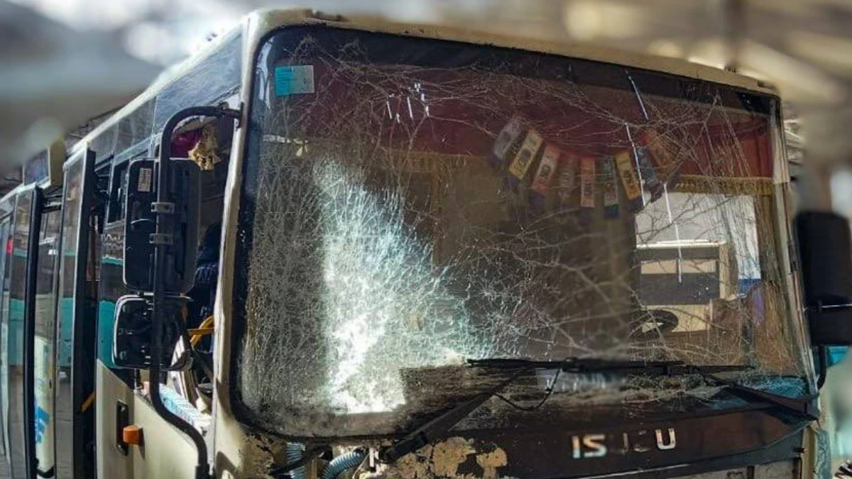 У Херсоні під удар російських військ потрапив автобус комунальників. ФОТО