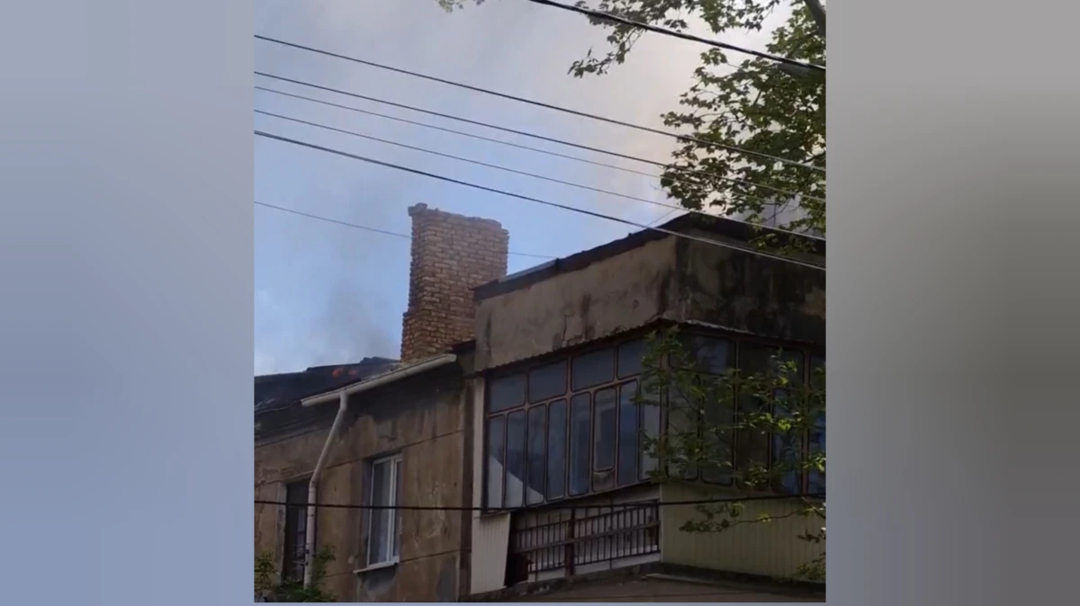 У Херсоні після російського обстрілу загорівся будинок. ВІДЕО