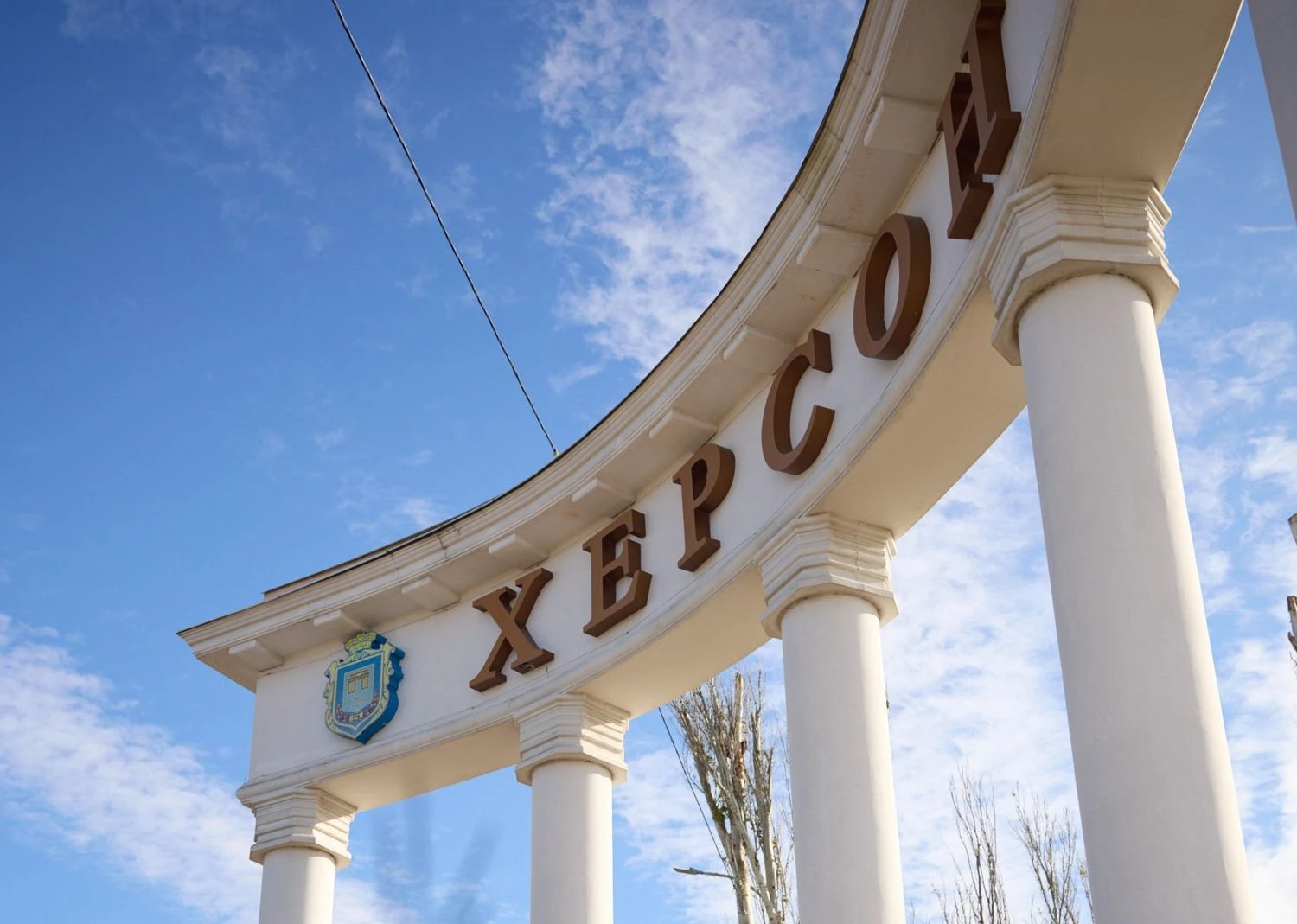 У Херсоні російський дрон атакував цивільне авто, чоловіку відірвало ногу