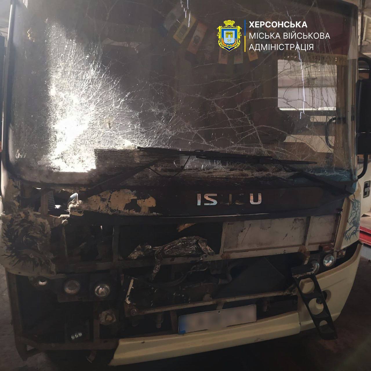 У Херсоні російський дрон вдарив по комунальному автобусу (фото)