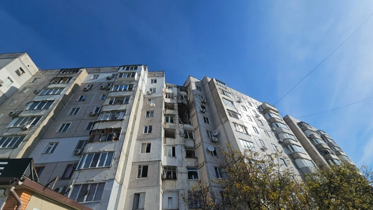 У Херсоні російські безпілотники вдарили по житловій багатоповерхівці. ВІДЕО