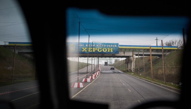 У Херсоні російські дрони за день поранили сімох людей, двоє …