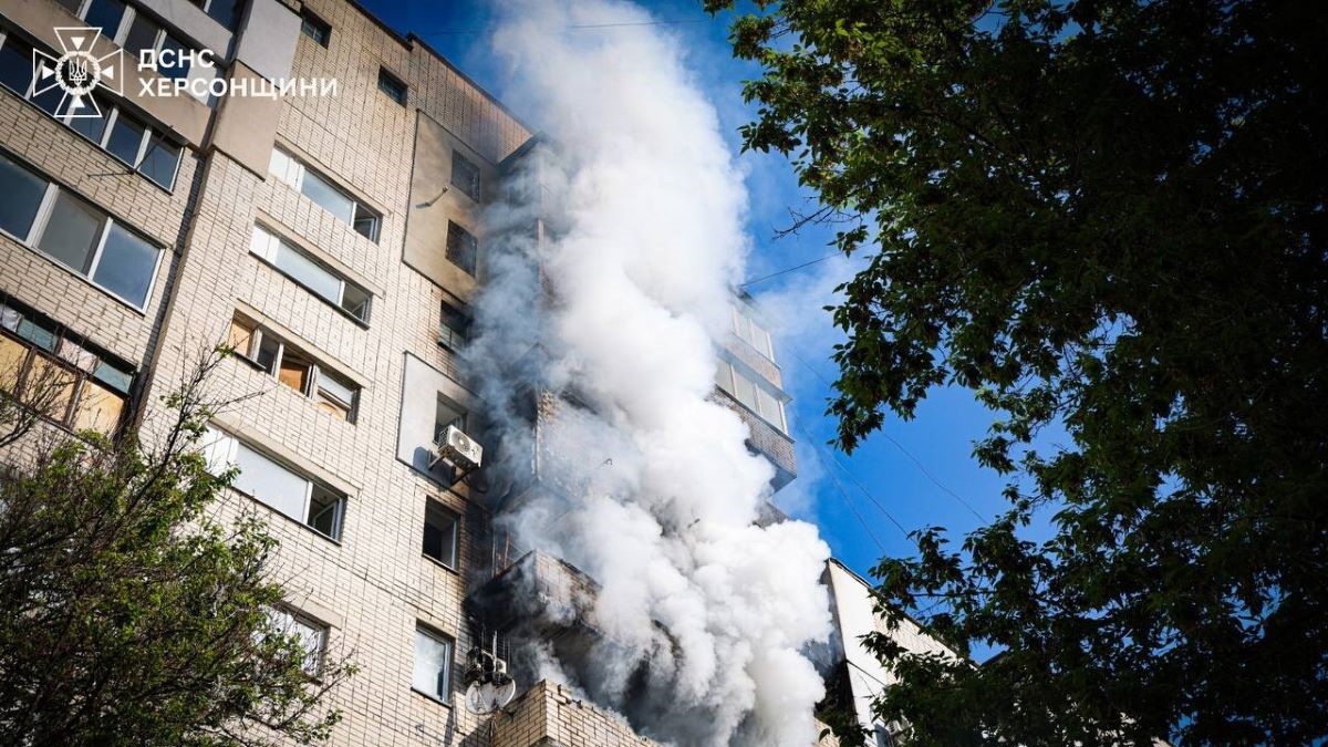 У Херсоні рятувальники під обстрілами винесли з вогню двох дітей
