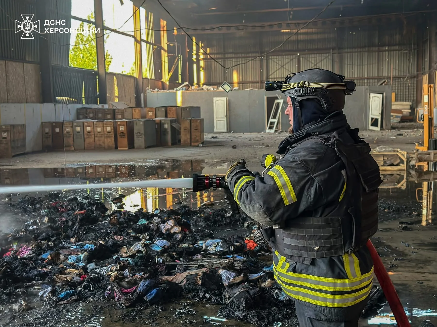 У Херсоні через атаку дрона згоріло складське приміщення поштового відділення