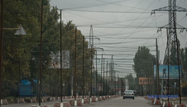 У Херсоні через обстріли пошкоджені тролейбусні контактні мережі