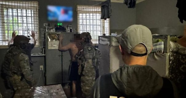 У Хмельницькому СІЗО ув'язнених та їхніх родичів змушували поповнювати "злодійську …