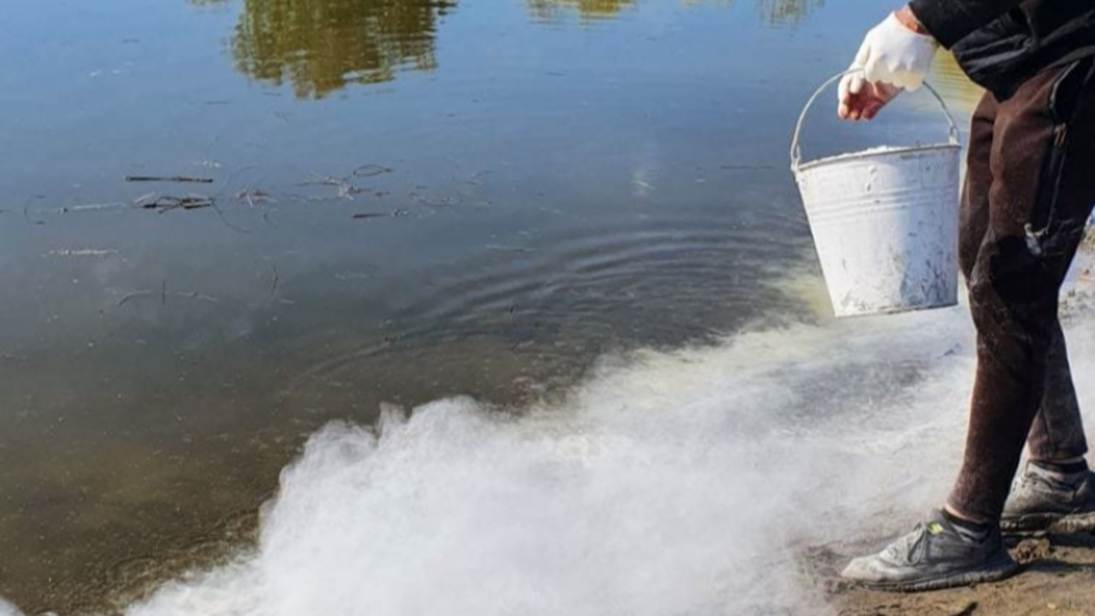 У Хмельницькому водосховищі розпочали вапнування води