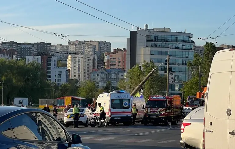 У Хмельницькому водій виїхав на тротуар та збив двох людей