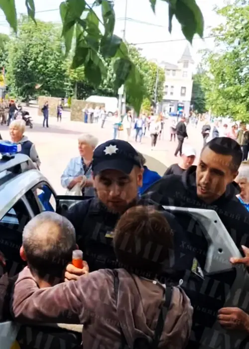 У Хмельницькому на акції за повернення полонених відбулися сутички: Що …