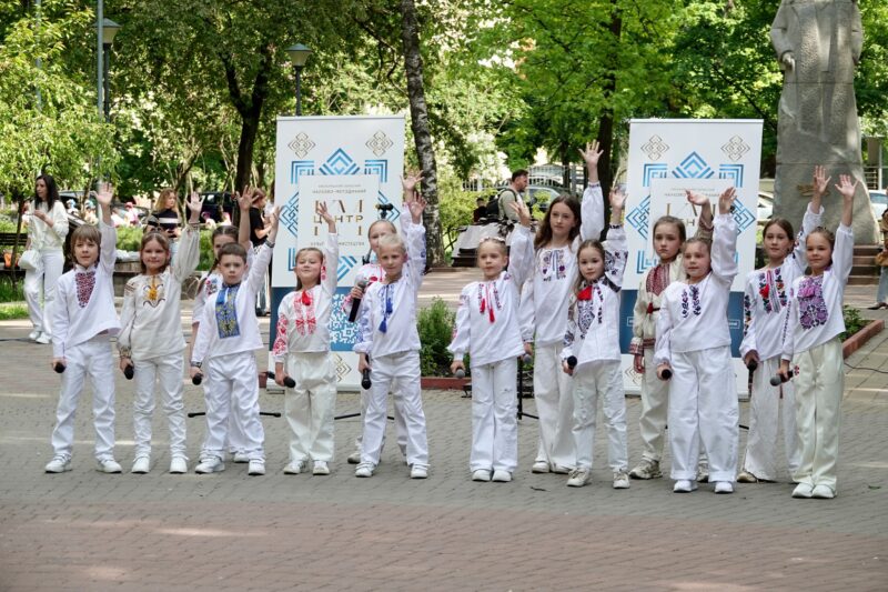 У Хмельницькому провели акцію з нагоди Всесвітнього дня вишиванки
