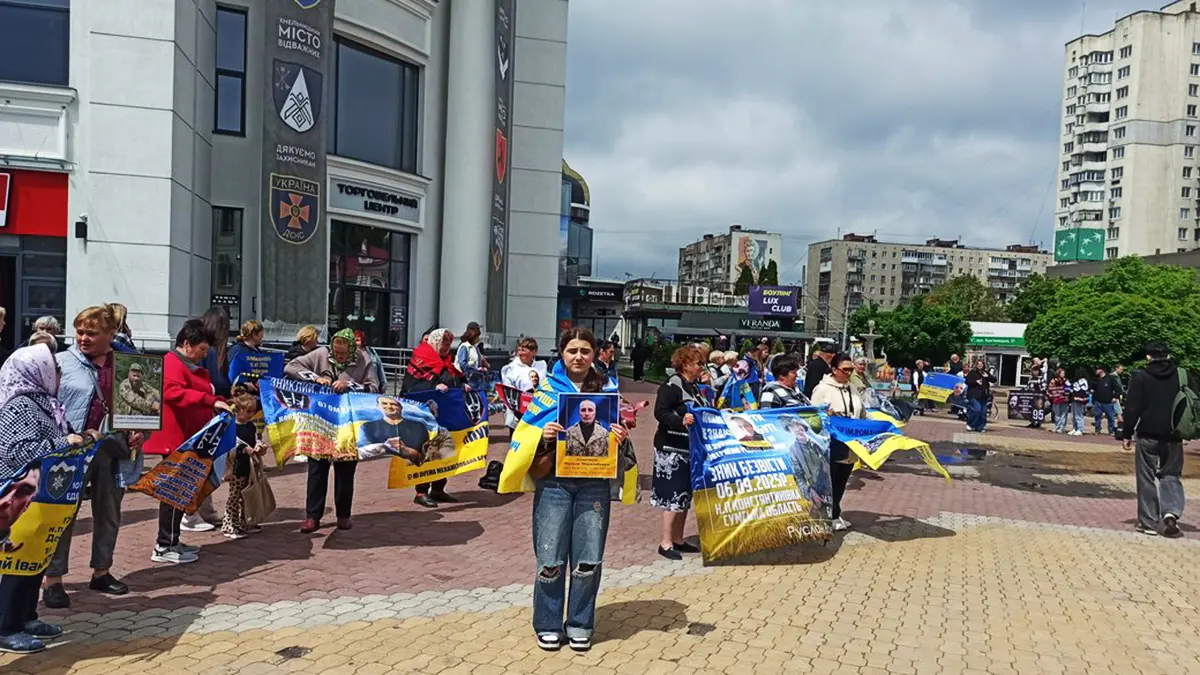 У Хмельницькому пройшла 199-та акція на підтримку полонених та зниклих …