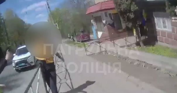 У Хмельницькому затримали чоловіка, який влаштував стрілянину посеред вулиці (ВІДЕО)