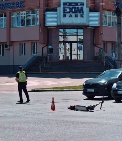 У Хмельницькому чоловік на електросамокаті потрапив під колеса авто, перетинаючи …