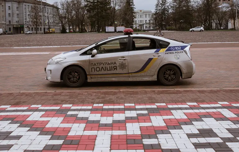 У Хмельницькому чоловік посеред вулиці почав стріляти по автомобілях