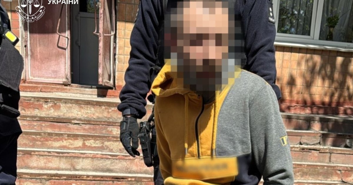 У Хмельницькому чоловік посеред міста влаштував стрілянину по поліціянтах