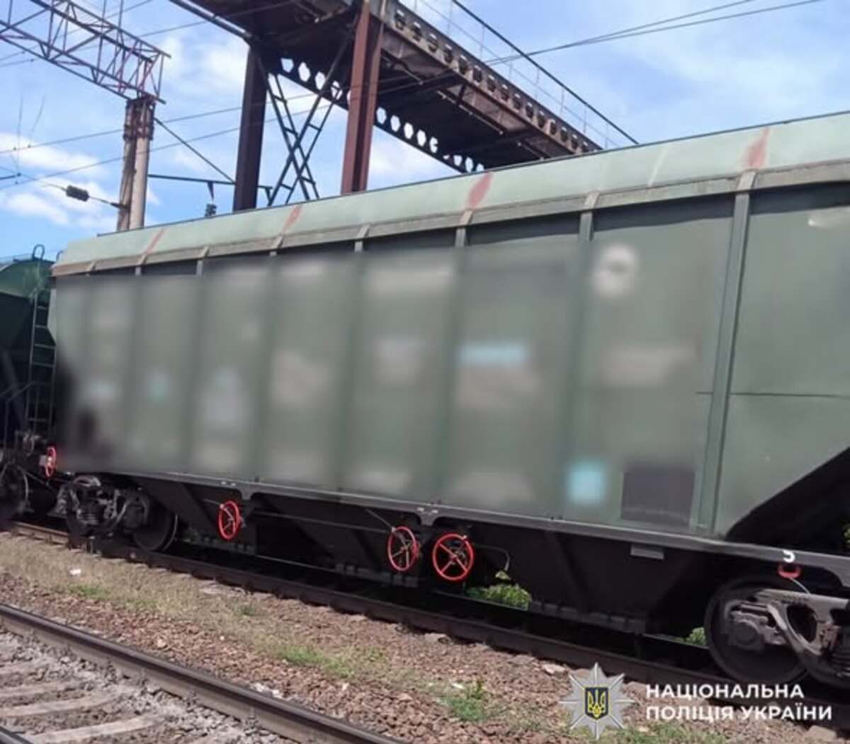 У Хмельницькому 13-річного хлопця вдарило струмом на даху вагона