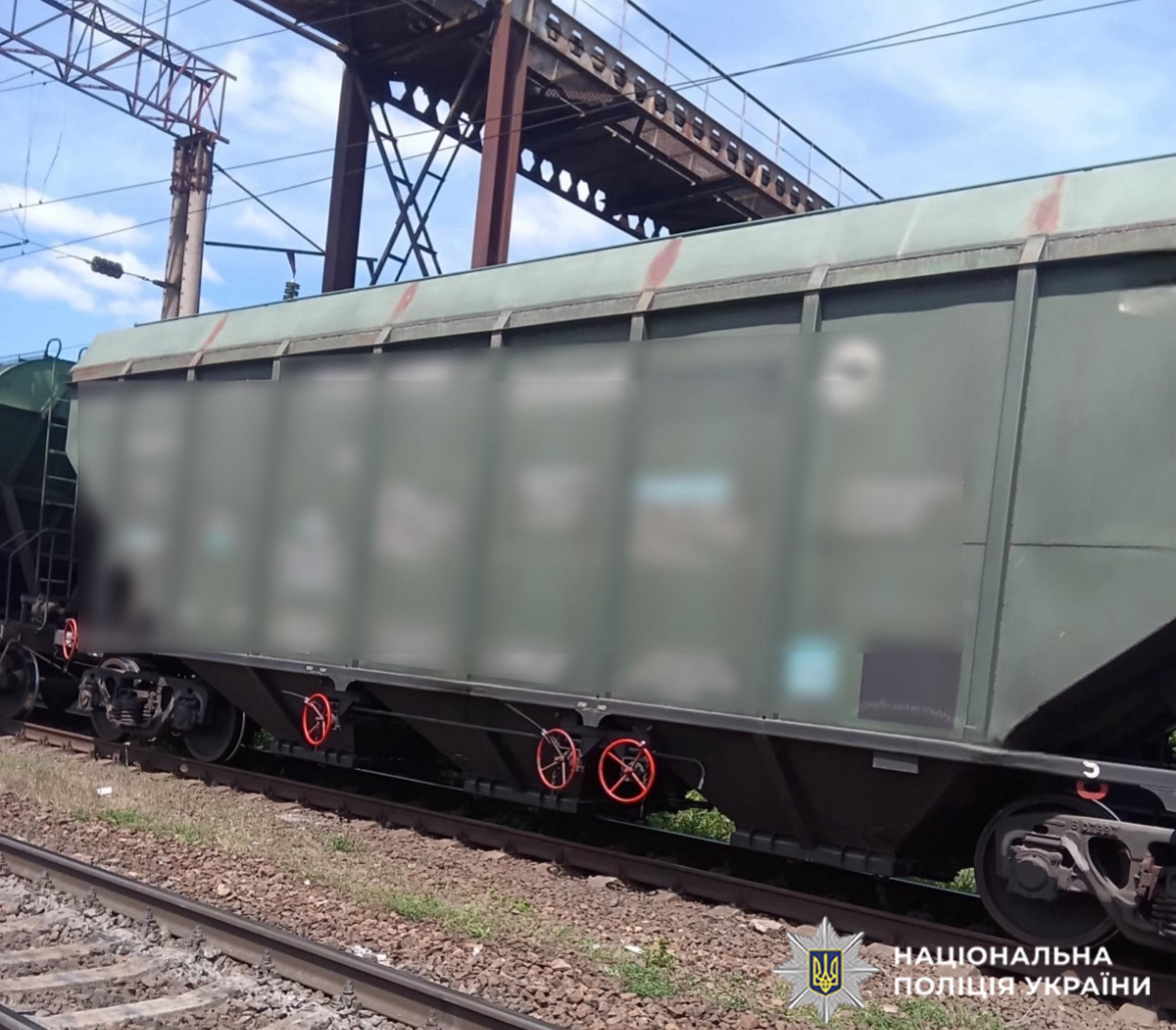 У Хмельницькому 13-річного хлопця вдарило струмом на даху залізничного вагона: …