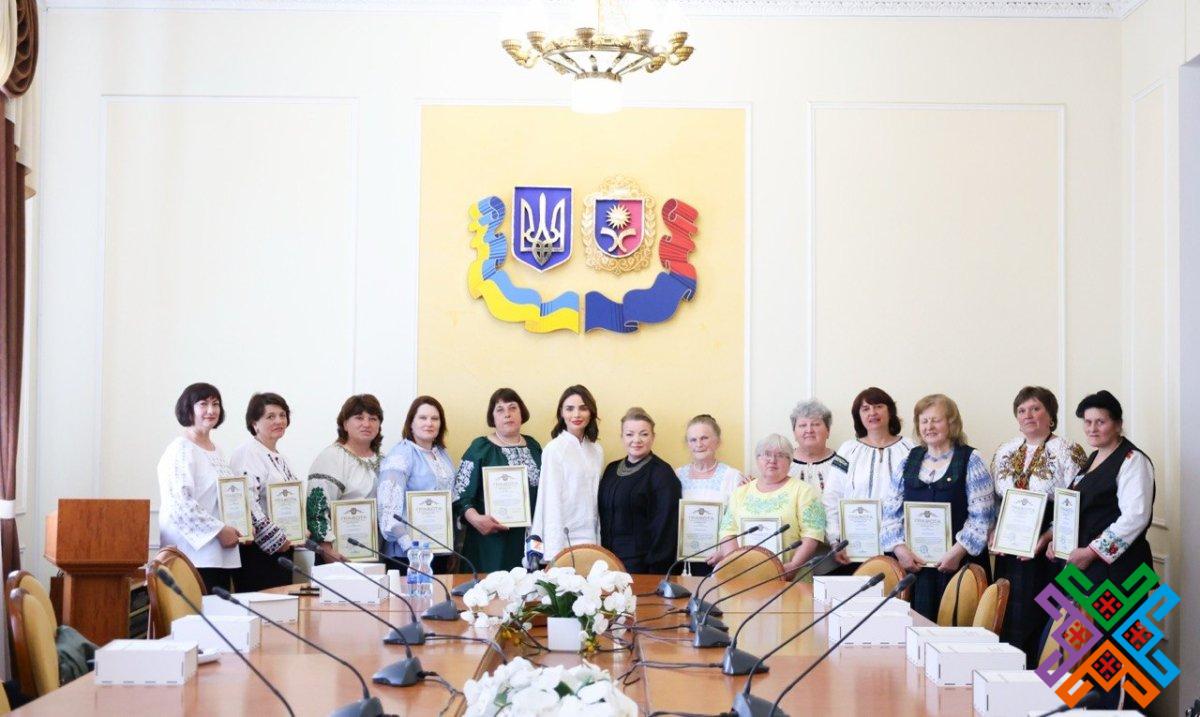 У Хмельницькій облраді відзначили майстринь художньої вишивки