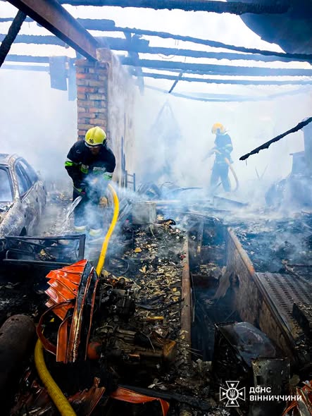 У Хмільнику вогонь знищив мікроавтобус у виробничому приміщенні