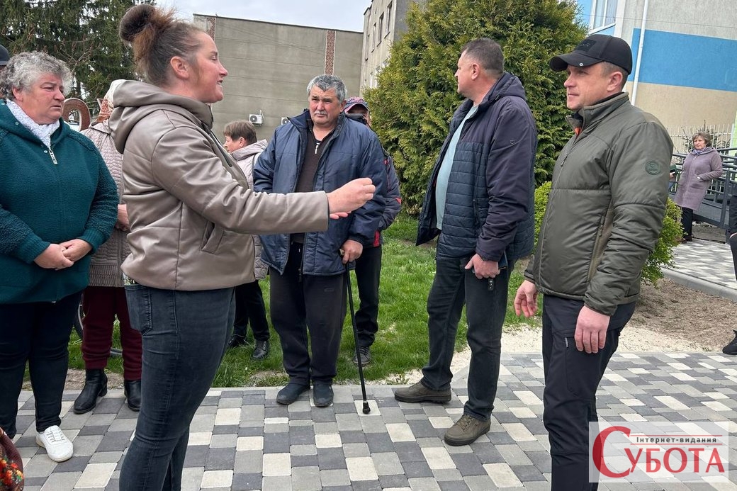 У Хорошеві селяни раптово зупинили фури з краденим лісом, але …