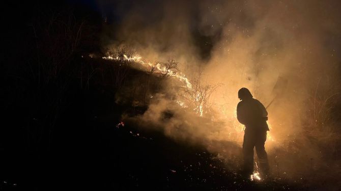 У Хотині застерігають від спалювання сухостою — штраф до 21 тис. грн і кримінальна відповідальність