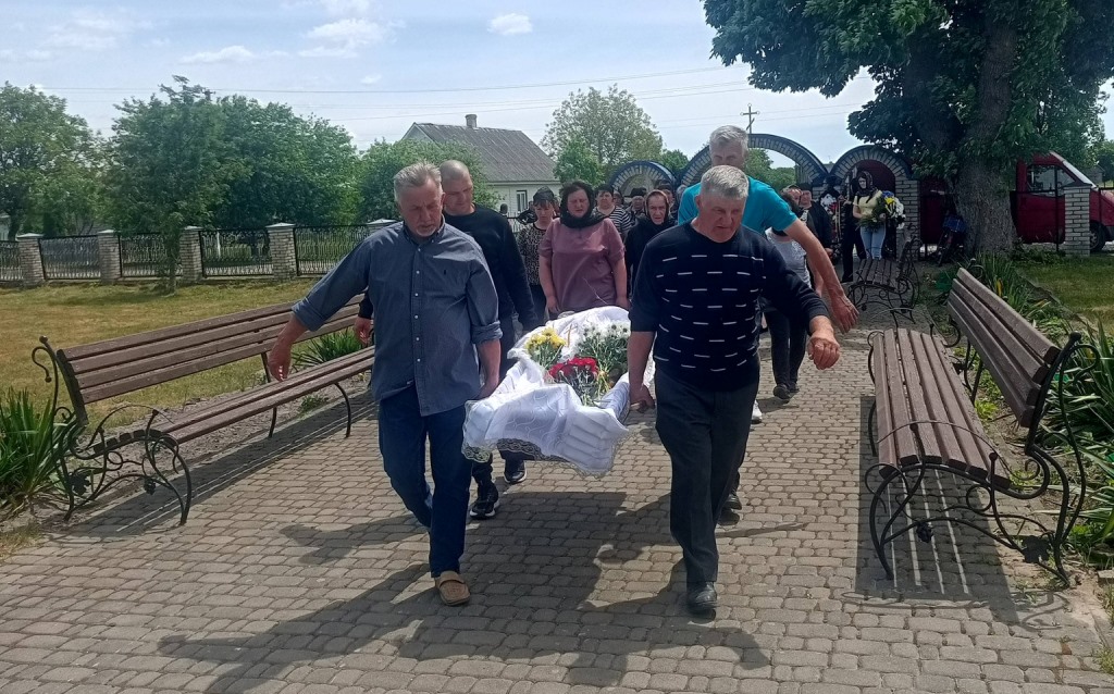 У Цуманській громаді попрощалися із воїном Романом Шнитом