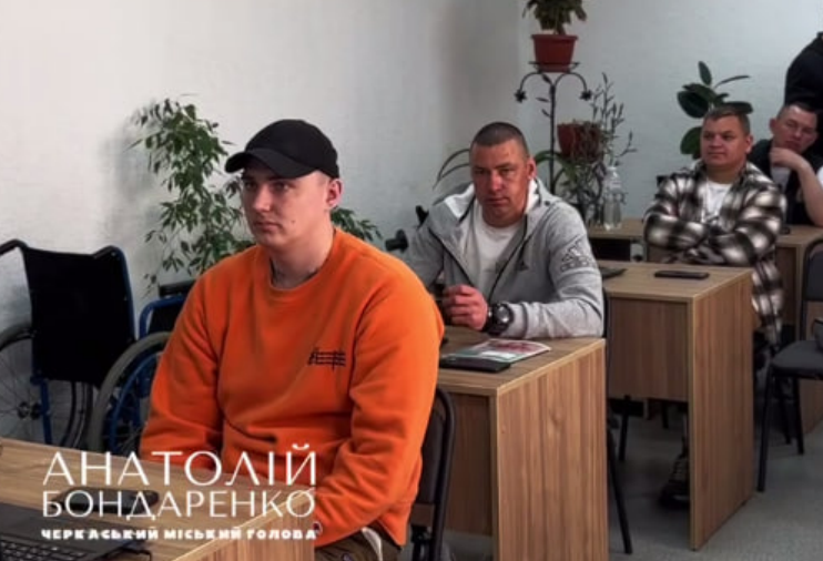 У Черкасах ветерани розпочали безкоштовне навчання з водіння на адаптованому …