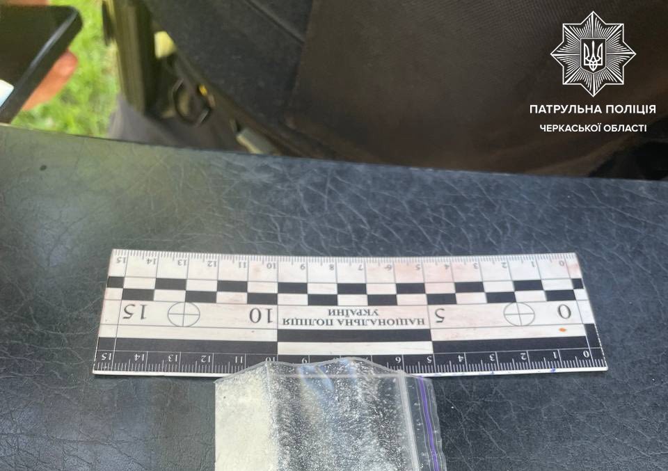 У Черкасах виявили чоловіка без страхування і з підозрілим порошком …