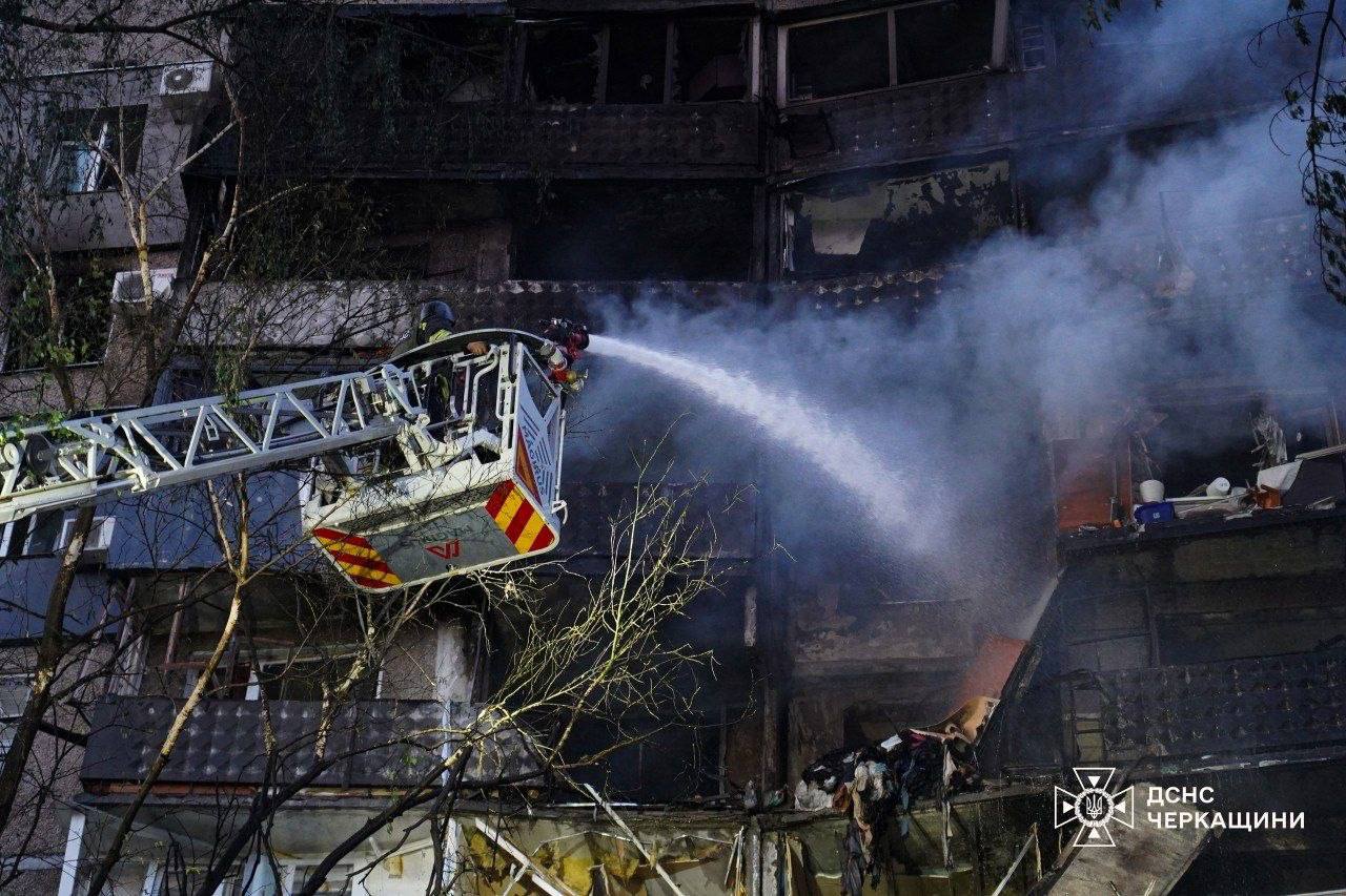 У Черкасах дрон влучив у багатоповерхівку: серед постраждалих — двоє …